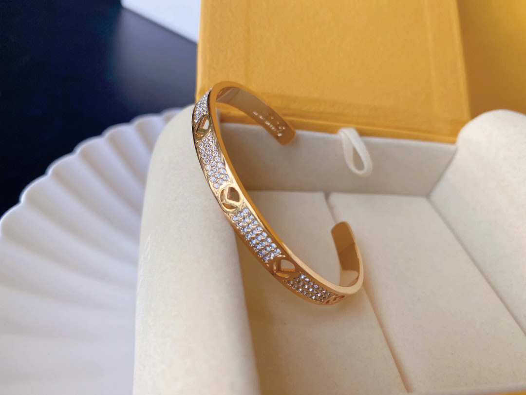 Luxury Designers Womens Gold Bracelet Trend Hollow Diamond Jewelry Light Internet Celebrity Bracelets Senior Couples Jewelry D22101402JX
Luxury Designers Womens Gold Bracelet Trend Hollow Diamond Jewelry Light Internet Celebrity Bracelets Senior Couples Jewelry D22101402JX