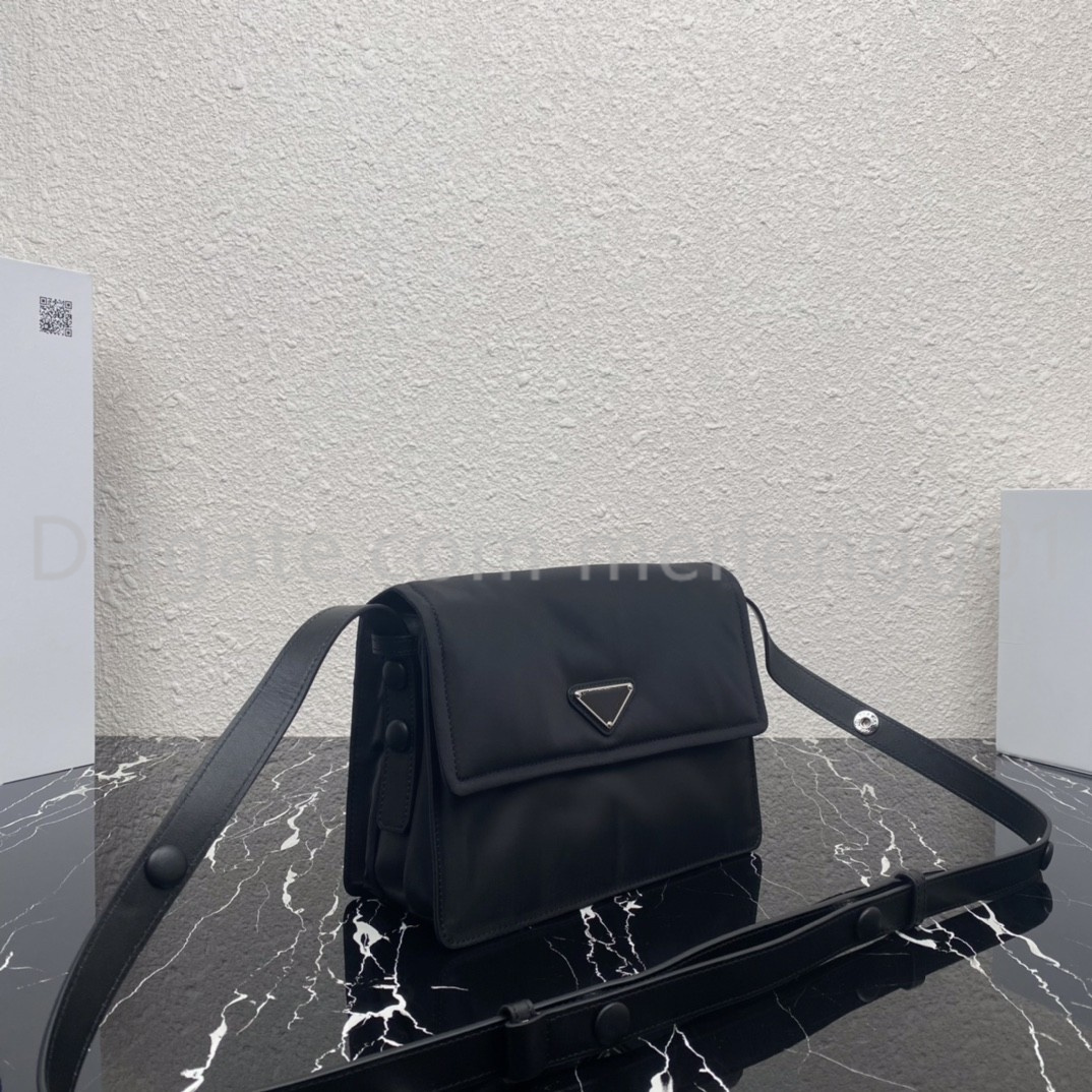 Luxurys Designers Bags women handbag Triangle sign shoulder bag lady wallet simple versatile nylon Postman handbags style very good, Black
Luxurys Designers Bags women handbag Triangle sign shoulder bag lady wallet simple versatile nylon Postman handbags style very good, Black