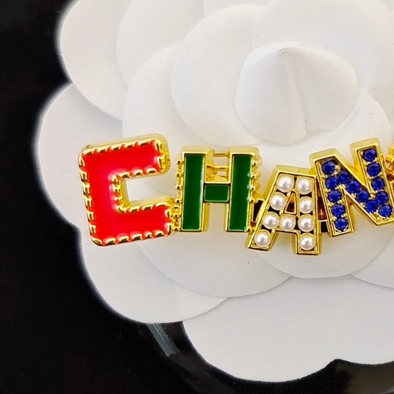 Classic Letter Brooch with Stamp Pearl Rhinestone Enamel Letters Brooches Suit Lapel Pin Multicolor