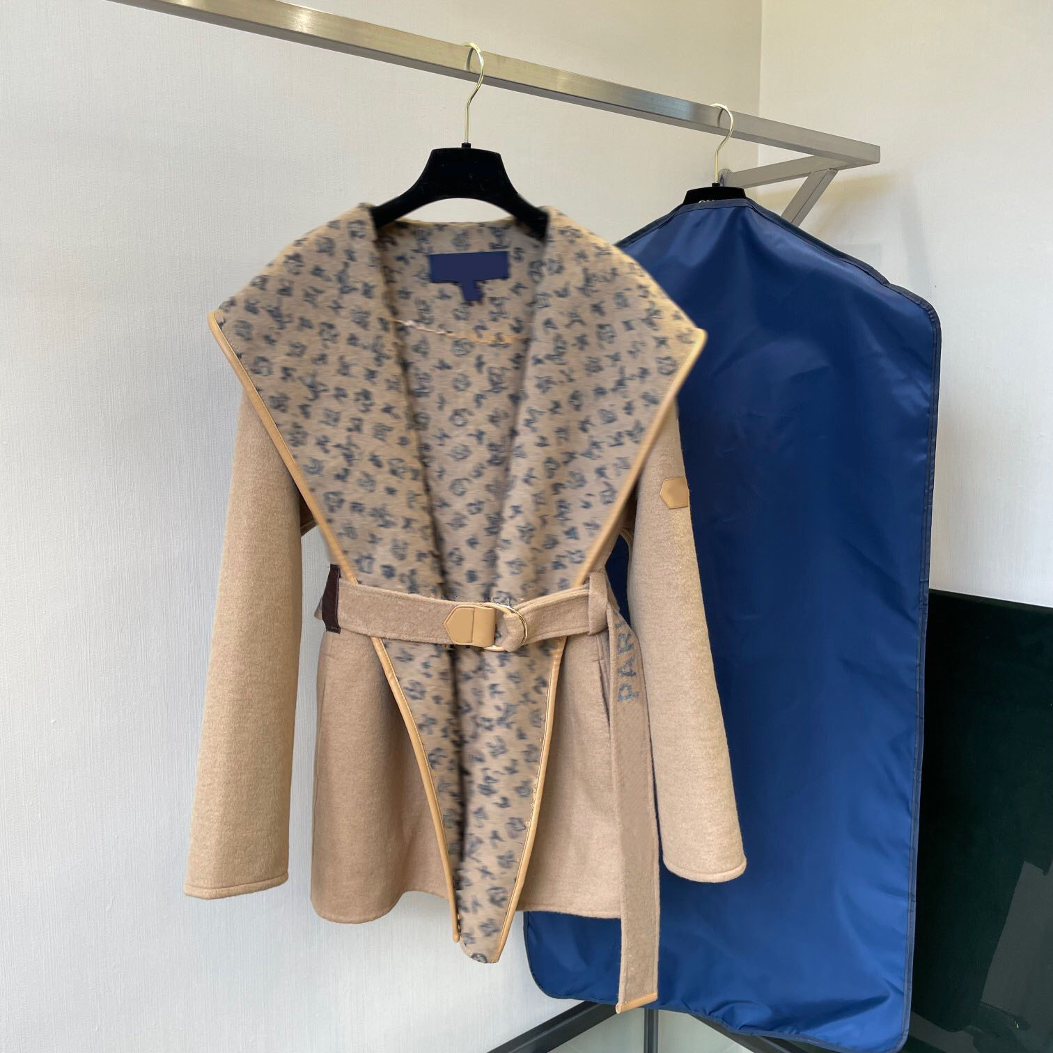 2022 Women's Jackets Luxury Brand Winter Khaki Hooded Cape Coat With Belt Women New Designer Ladies Loose Long Jackets, Customize
2022 Women's Jackets Luxury Brand Winter Khaki Hooded Cape Coat With Belt Women New Designer Ladies Loose Long Jackets, Customize