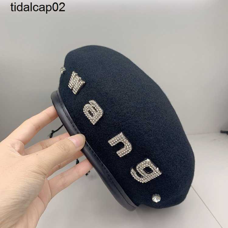 Net red large Wang letter alexanderwangs Beret female autumn and winter wool tweed black hat bud painter hats
Net red large Wang letter alexanderwangs Beret female autumn and winter wool tweed black hat bud painter hats