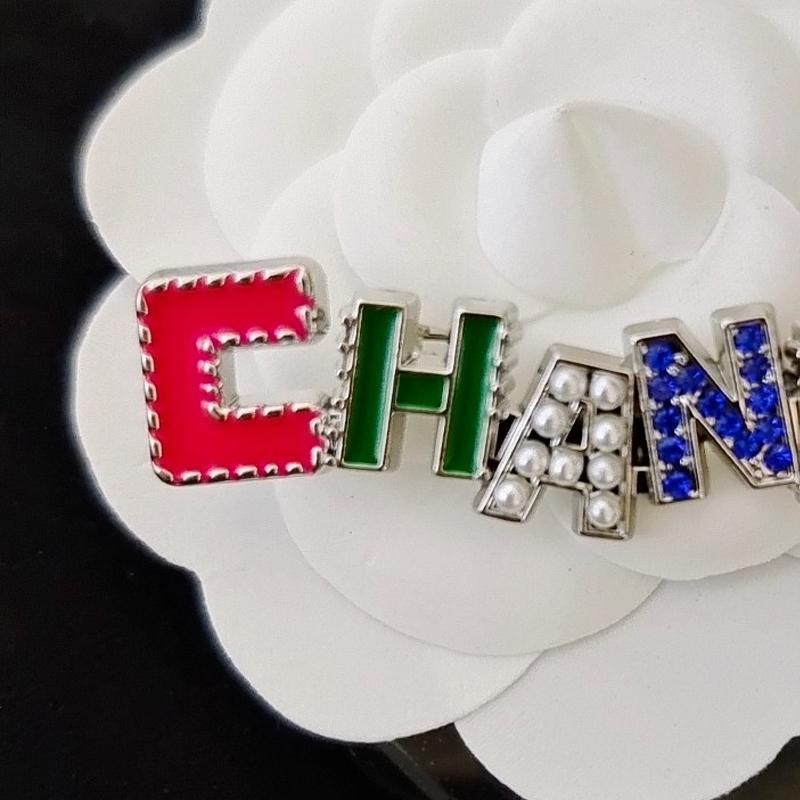 Classic Letter Brooch with Stamp Pearl Rhinestone Enamel Letters Brooches Suit Lapel Pin Multicolor