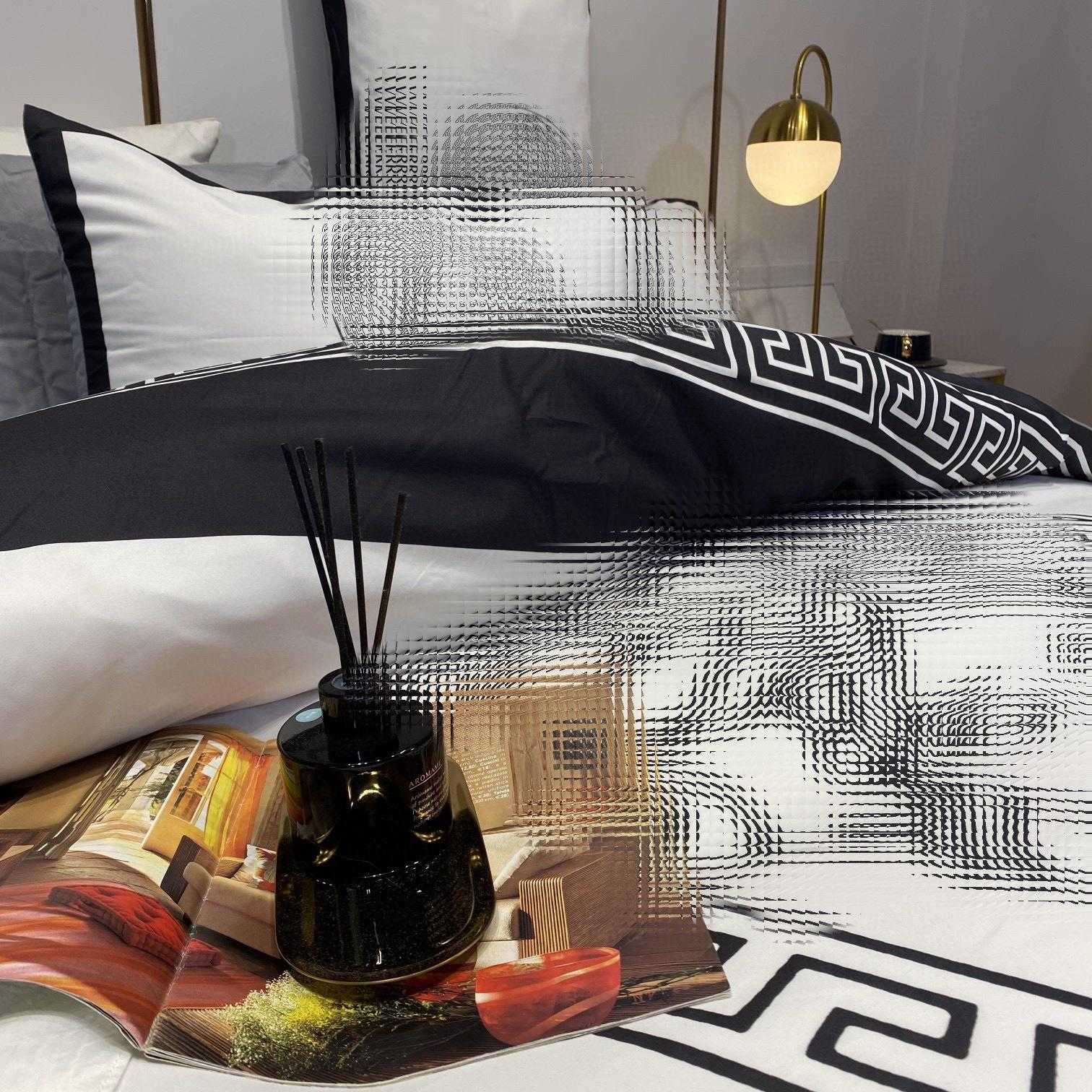 Designer King Size Bedding Sets 4pcs/set Printed Silk Queen Duvet Cover Bed Sheet Fashion Pillowcases High Quality