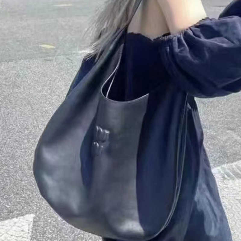 Hobo Black Soft Leather bags Designer bag Women Shoulder Portable Large Capacity Totebags Fashion Luxury Women Underarm Bag High Quality Handbag
Hobo Black Soft Leather bags Designer bag Women Shoulder Portable Large Capacity Totebags Fashion Luxury Women Underarm Bag High Quality Handbag
