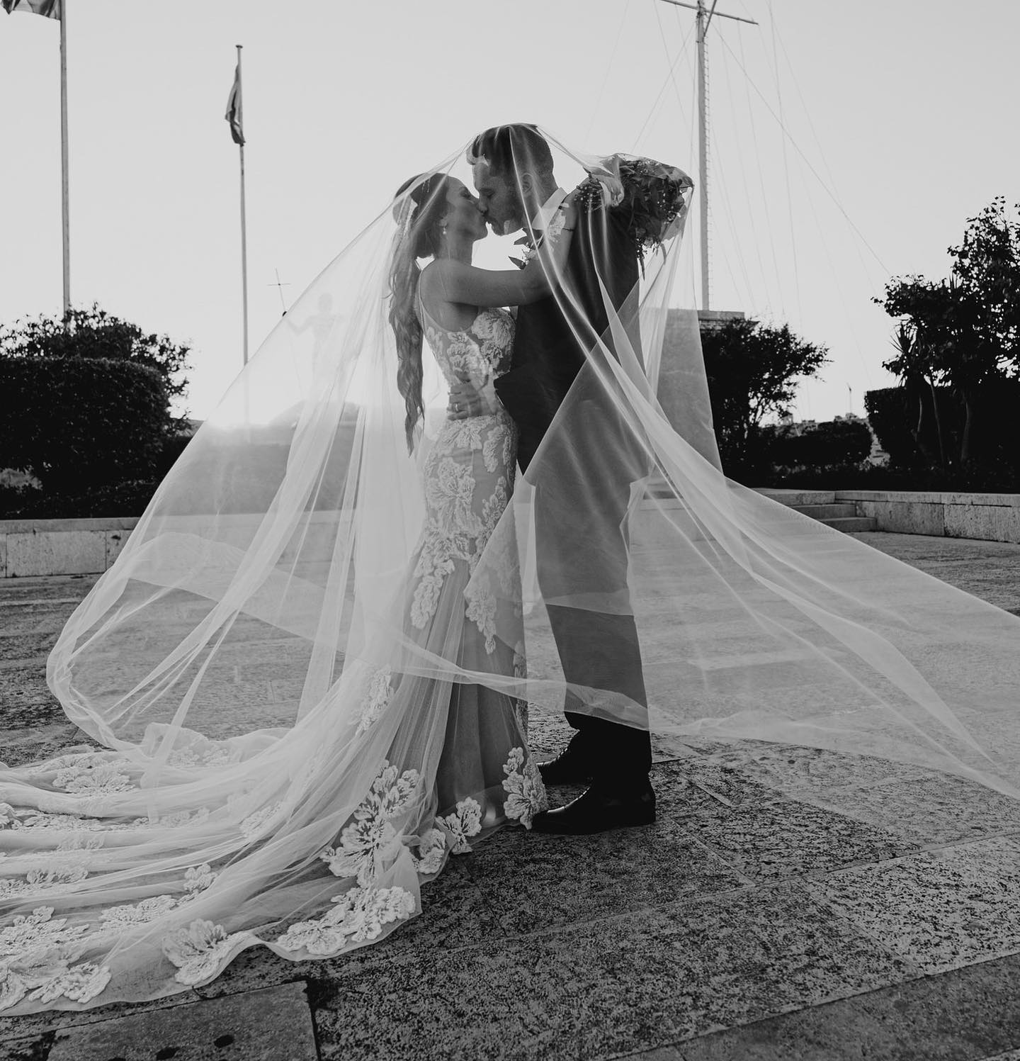 Stunning Beaded Mermaid Wedding Dresses V Necke Backless Bridal Gowns Lace Tulle Sweep Train Plus Size Vestido De Novia