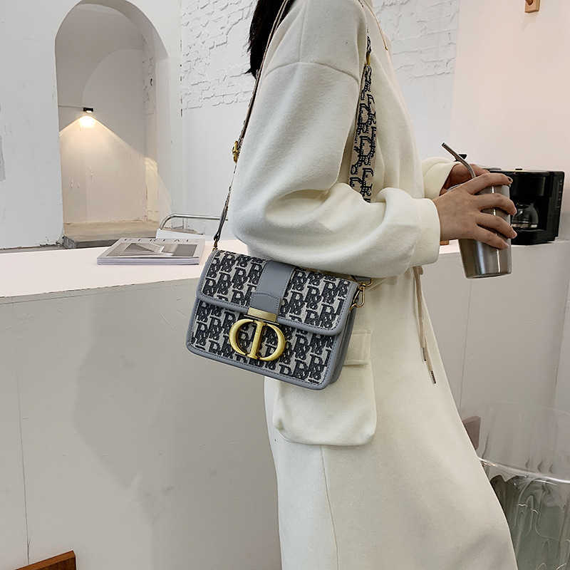 Purses Flower One Shoulder Crossbody Small Square Bag Women 2022 Versatile Western Style Casual Embroidery Wide Belt Underarm, Black
Purses Flower One Shoulder Crossbody Small Square Bag Women 2022 Versatile Western Style Casual Embroidery Wide Belt Underarm, Black