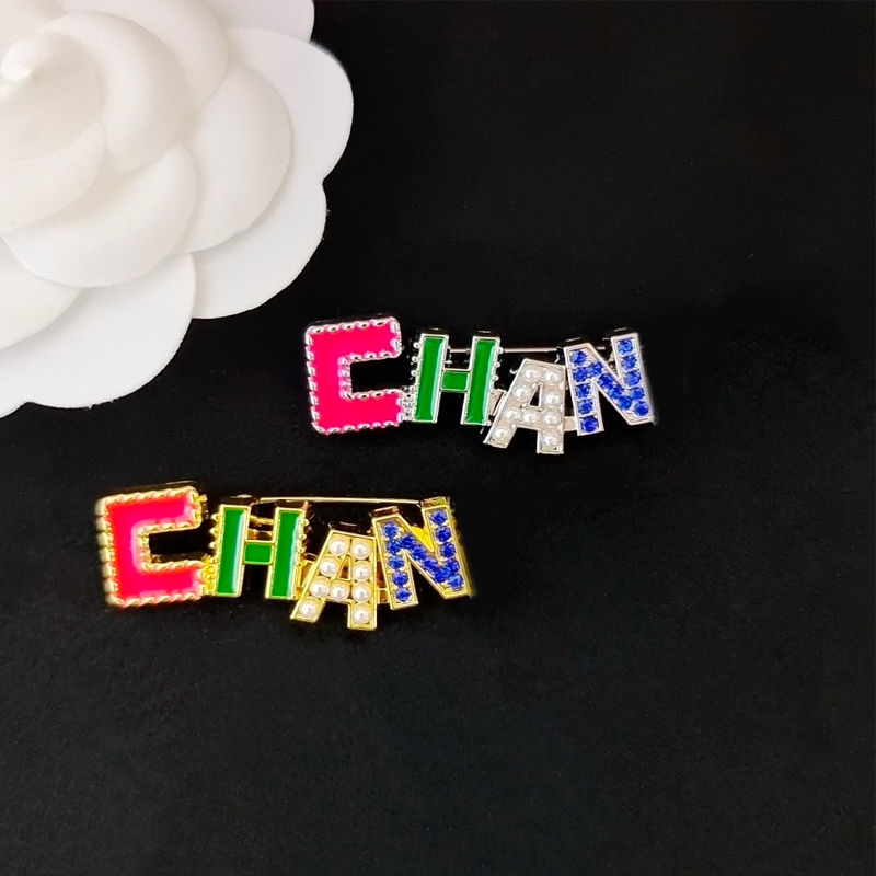Classic Letter Brooch with Stamp Pearl Rhinestone Enamel Letters Brooches Suit Lapel Pin Multicolor