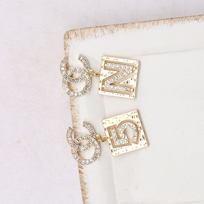 Simple 18K Gold Plated 925 Silver Luxury Brand Designers Letters Stud Geometric Famous Women Round Crystal Rhinestone Pearl Earring Wedding Party Jewerlry MM1992
Simple 18K Gold Plated 925 Silver Luxury Brand Designers Letters Stud Geometric Famous Women Round Crystal Rhinestone Pearl Earring Wedding Party Jewerlry MM1992