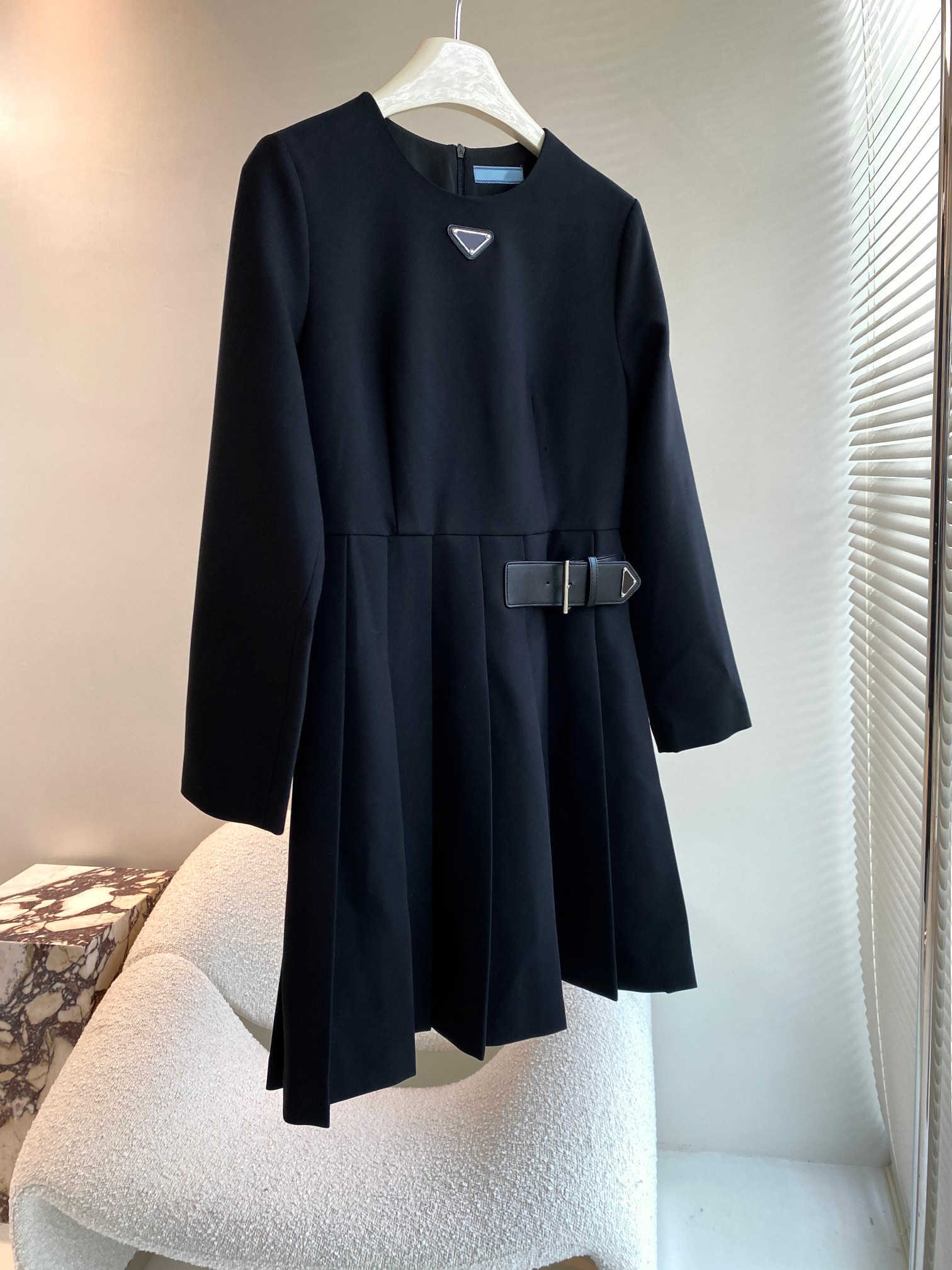 brand designer pleated waist dress 2022FW newly Black round neck metal inverted triangle dresses high-end long sleeve women skirts, 1#
brand designer pleated waist dress 2022FW newly Black round neck metal inverted triangle dresses high-end long sleeve women skirts, 1#