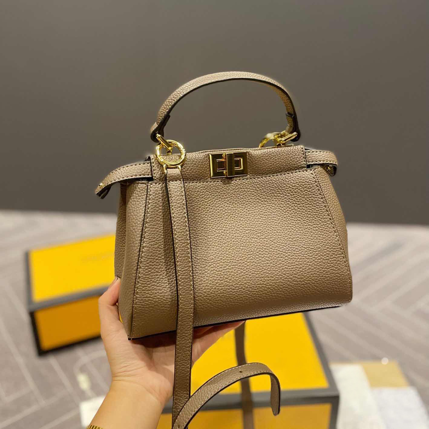 Ladies crossbody designer bag Classic large capacity handbag 23cm womens wide shoulder bags strap fashion totes wallet