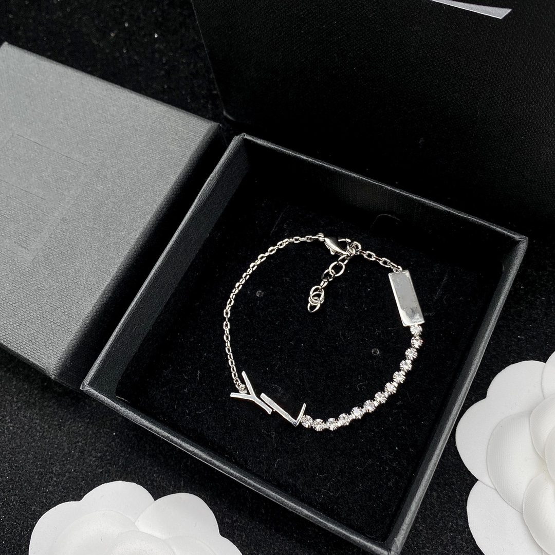 Luxurys Designers Bracelets women chain designer bracelet high sense retro fashion luxury jewelry women fashions jewelrys gifts box good
Luxurys Designers Bracelets women chain designer bracelet high sense retro fashion luxury jewelry women fashions jewelrys gifts box good