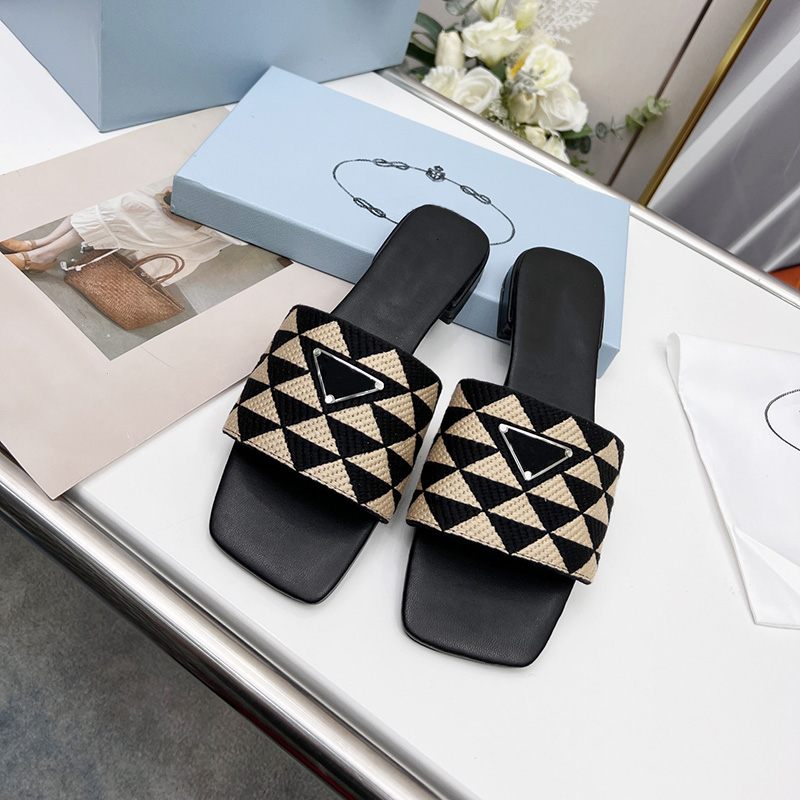 Designer Embroidered Fabric Slides Slippers Black Beige Embroidery Mules Womens Home Casual Sandals Summer Leather Flat Slide Rubber Sole
Designer Embroidered Fabric Slides Slippers Black Beige Embroidery Mules Womens Home Casual Sandals Summer Leather Flat Slide Rubber Sole