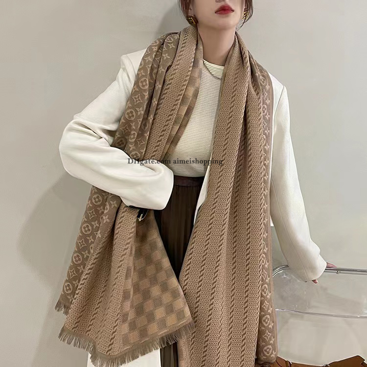 Designer scarf Big Size Women Printed embroidery Scarf Silk Winter Print Foulard Satin Square Head Scarves Luxury Christmas present
Designer scarf Big Size Women Printed embroidery Scarf Silk Winter Print Foulard Satin Square Head Scarves Luxury Christmas present