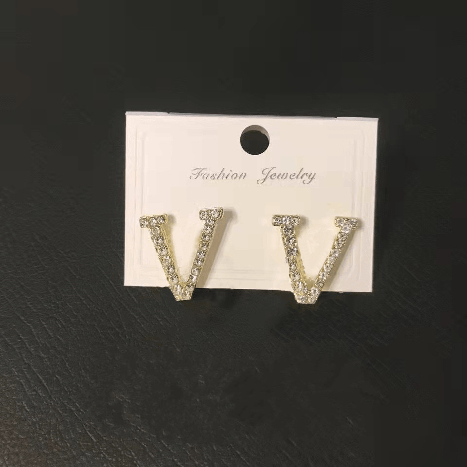 Classic diamond pearl gold silver Stud women's earrings do not fade flower letters luxury designer women's jewelry
Classic diamond pearl gold silver Stud women's earrings do not fade flower letters luxury designer women's jewelry