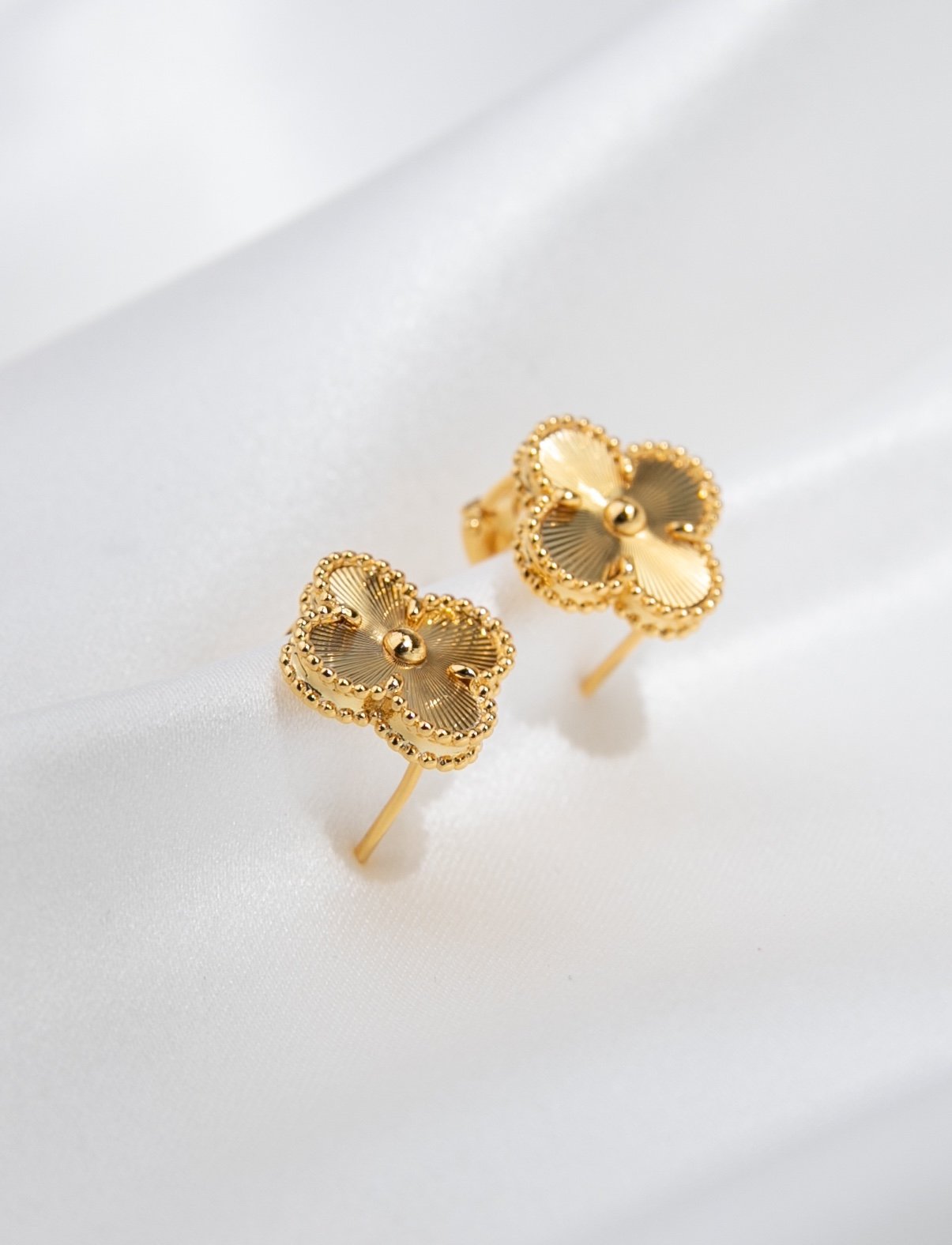 Designer earrings Four-leaf Clover Series 18K gold lucky pattern as well as carved jewelry Women's charm daily professional wear sparkle
Designer earrings Four-leaf Clover Series 18K gold lucky pattern as well as carved jewelry Women's charm daily professional wear sparkle