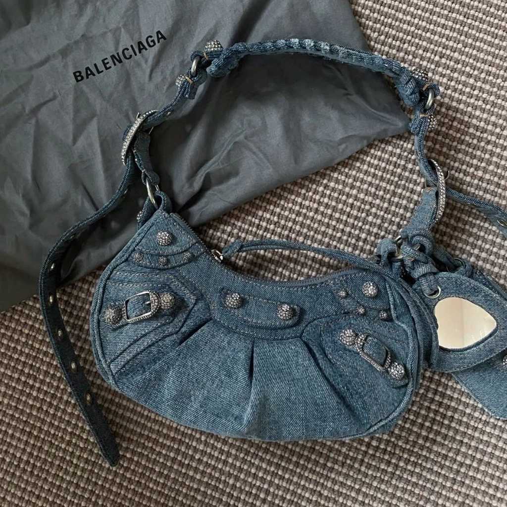 Quality Balenciag Paris World Style Denim Xs Le Cagole Half Moon Dumpling Bag Underarm 2022 Crescent b Home Bb, Xs261610
Quality Balenciag Paris World Style Denim Xs Le Cagole Half Moon Dumpling Bag Underarm 2022 Crescent b Home Bb, Xs261610