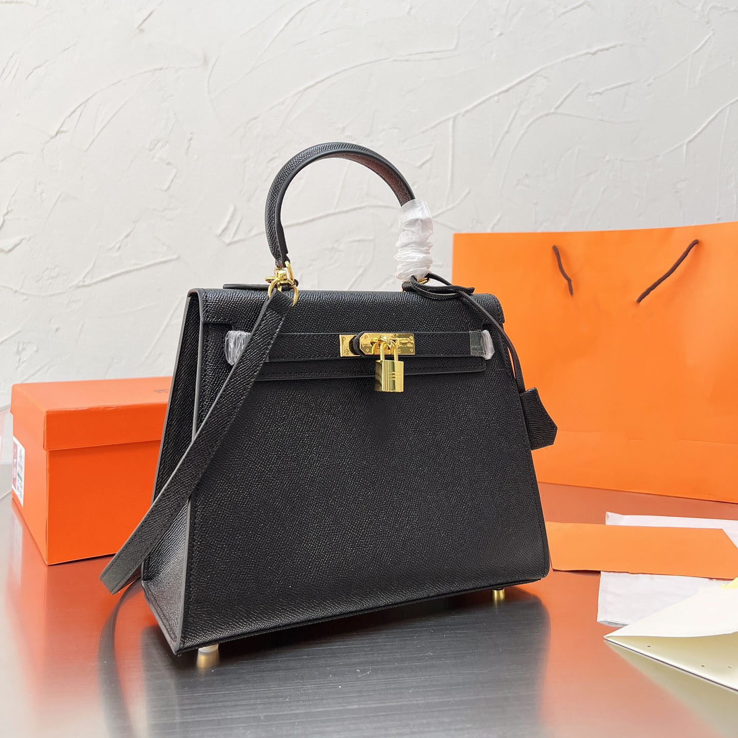 Briefcases 2022 Designer Bags Women's handbag Leather belt lock High quality fashion handbag Shoulder cross bag 6 colors Size 20cm 25cm 28cm, Brown
Briefcases 2022 Designer Bags Women's handbag Leather belt lock High quality fashion handbag Shoulder cross bag 6 colors Size 20cm 25cm 28cm, Brown