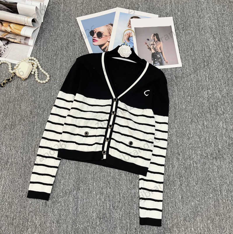 Sweater Womens Sweater Designer Brand Patchwork Striped Letter Jacquard Knitwear Custom Button V Neck Pocket Sweater Autumn Winter Warm Women Apparel 1970, 18
Sweater Womens Sweater Designer Brand Patchwork Striped Letter Jacquard Knitwear Custom Button V Neck Pocket Sweater Autumn Winter Warm Women Apparel 1970, 18