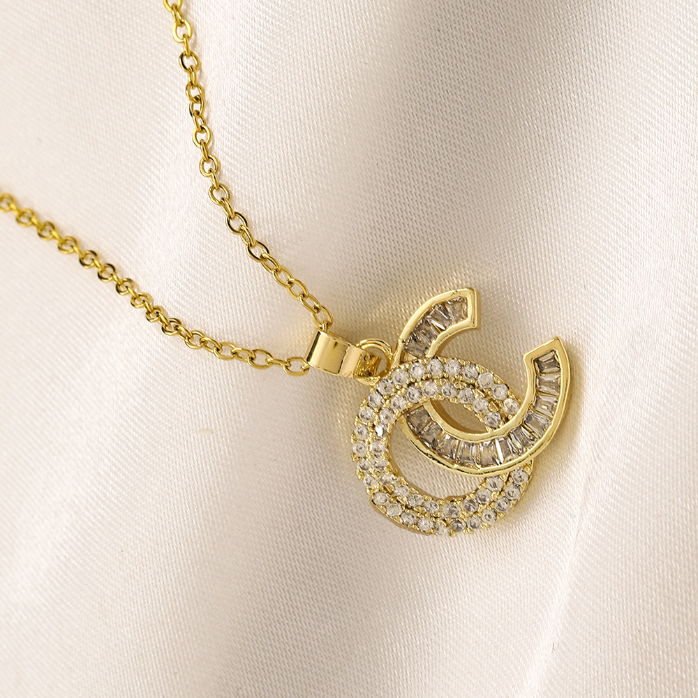 Women Luxury Designer Necklace Choker Pendant Chain 18K Gold Plated Stainless Steel Crystal Rhinestone Letter C Necklaces Statement Wedding Jewelry Accessories
Women Luxury Designer Necklace Choker Pendant Chain 18K Gold Plated Stainless Steel Crystal Rhinestone Letter C Necklaces Statement Wedding Jewelry Accessories