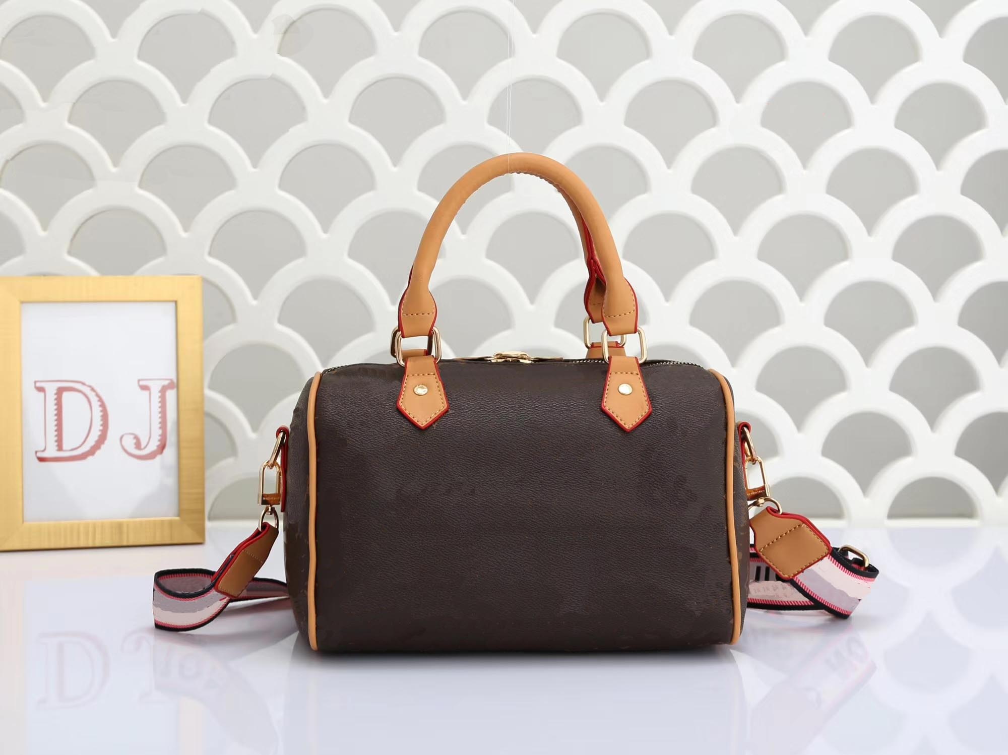 Fashion classic print single shoulder bag with a detachable adjustable canvas shoulder strap and LOGO, Bag hangings
Fashion classic print single shoulder bag with a detachable adjustable canvas shoulder strap and LOGO, Bag hangings