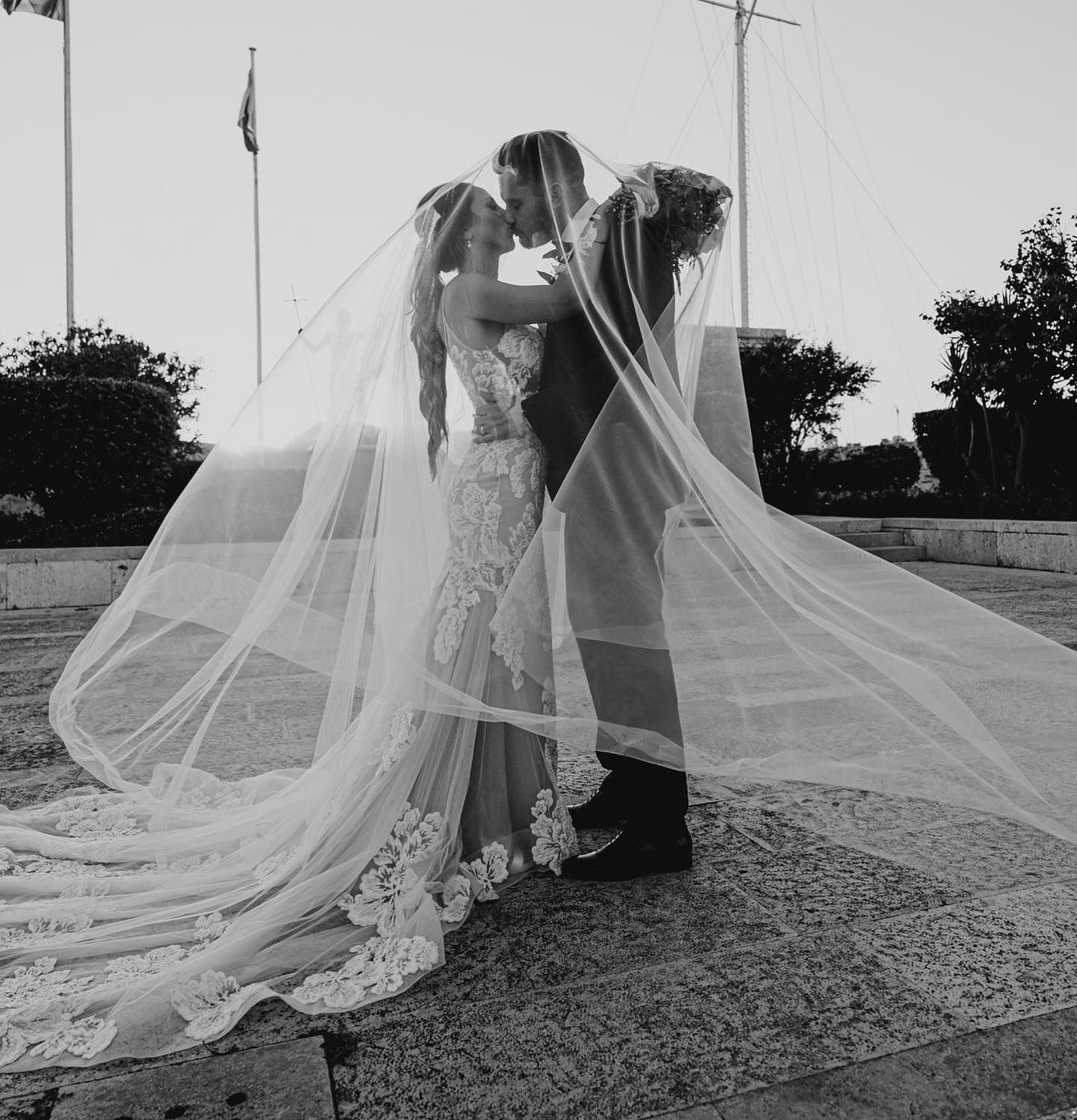 White Beaded Mermaid Wedding Dresses Sexy V Necke Backless Bridal Gowns Lace Tulle Sweep Train Plus Size Vestido De Novia