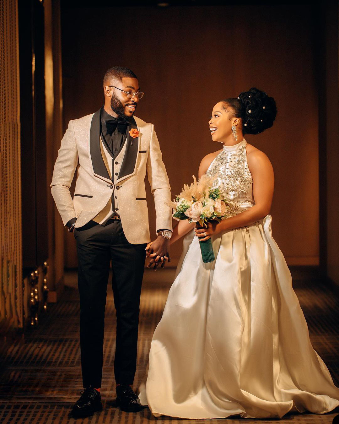 Sexy Halter A Line Wedding Dresses Sleeveless Crystal Beads Bridal Gown Plus Size Marriage Floor Length Arabic Aso Ebi