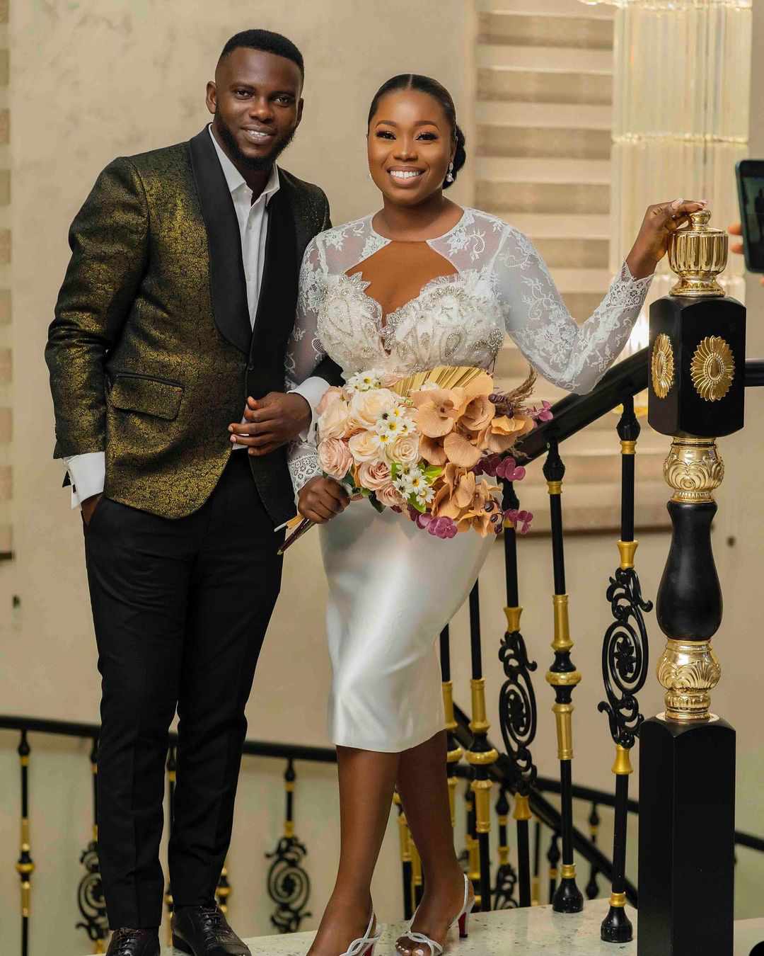 Elegant Lace Mother Of The Bride Dresses Designed Illusion Full Sleeve Fashion Knee Length Arabic Evening Gown Custom Made