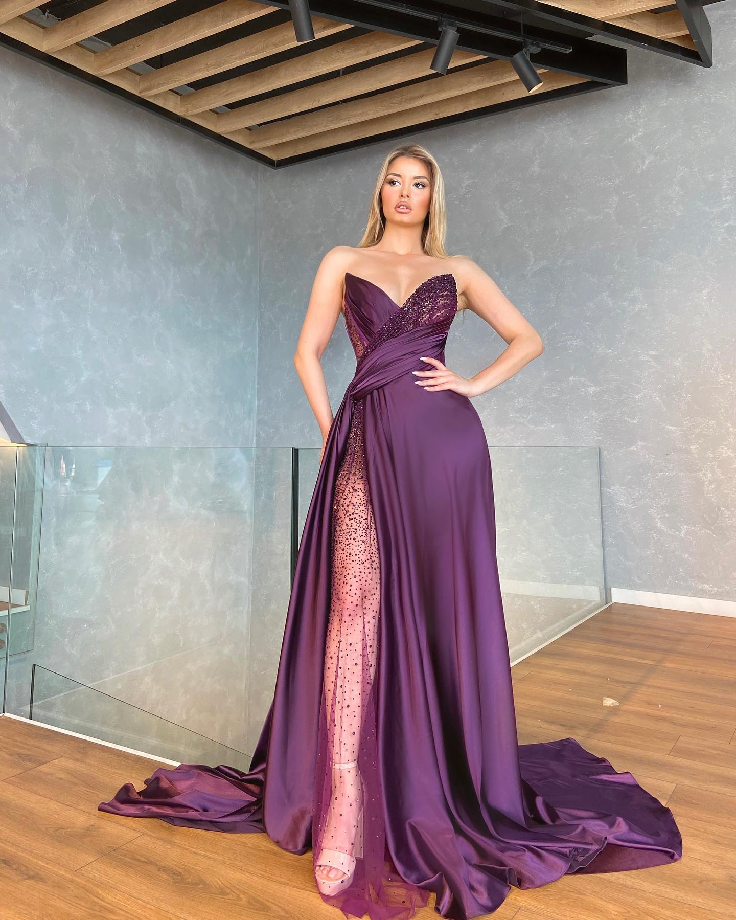 Prom Stunning Beaded Dresses V Neckline Sequined Evening Gowns Pleated Sweep Train Satin Plus Size Formal Dress