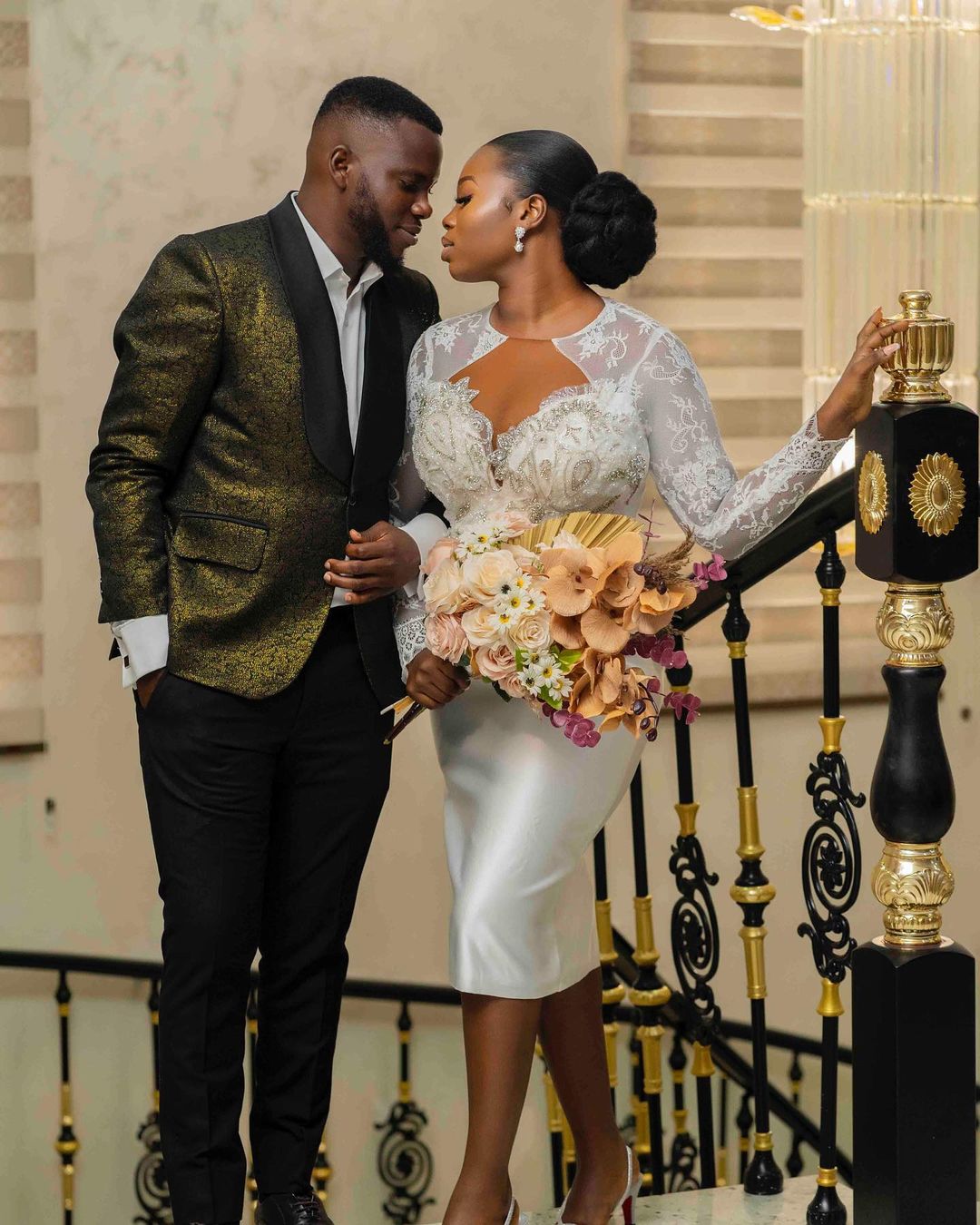 Elegant Lace Mother Of The Bride Dresses Designed Illusion Full Sleeve Fashion Knee Length Arabic Evening Gown Custom Made