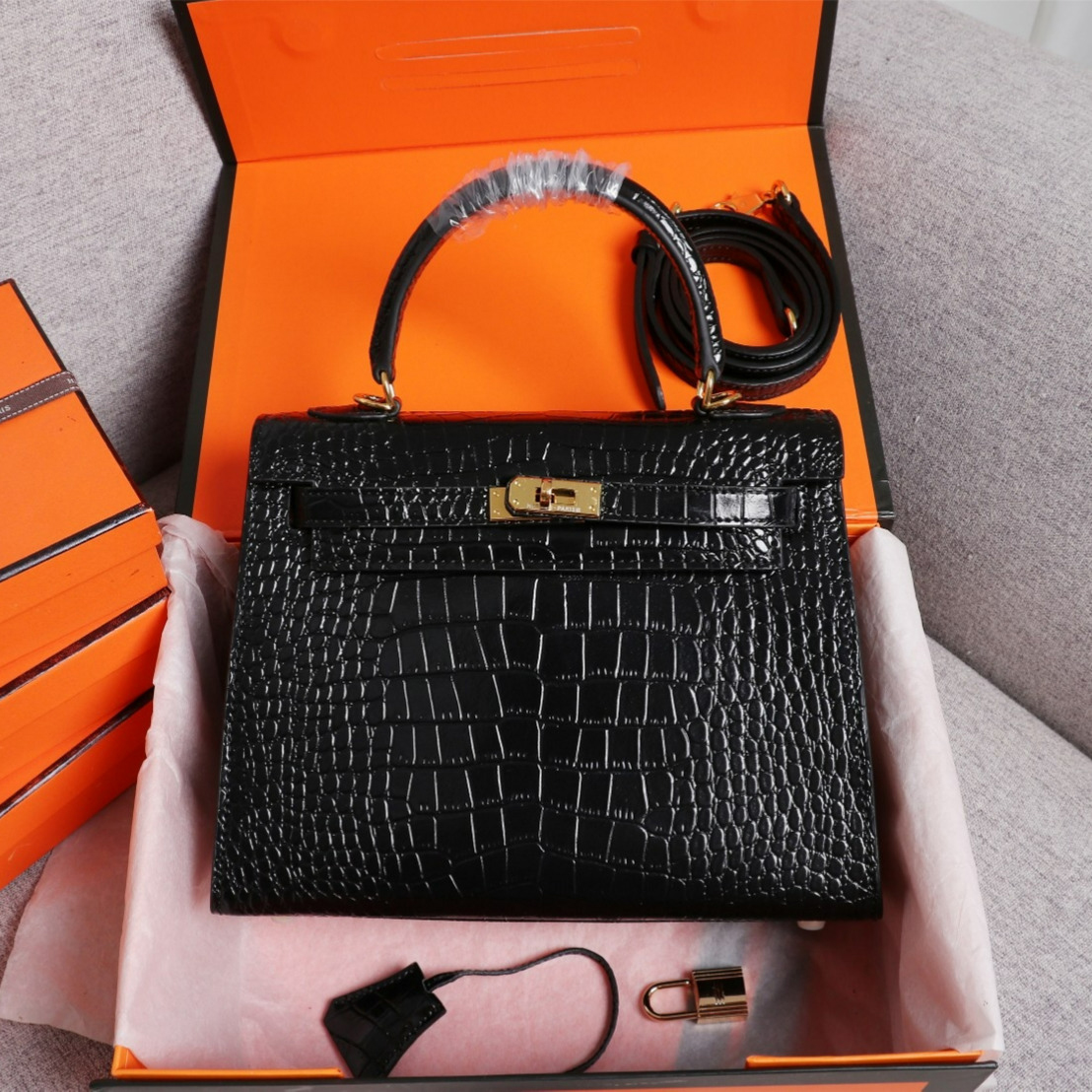 9A Designer Mini Bags Alligator Genuine Leather Matching Lock Decoration Logo Serial Number, Black
9A Designer Mini Bags Alligator Genuine Leather Matching Lock Decoration Logo Serial Number, Black