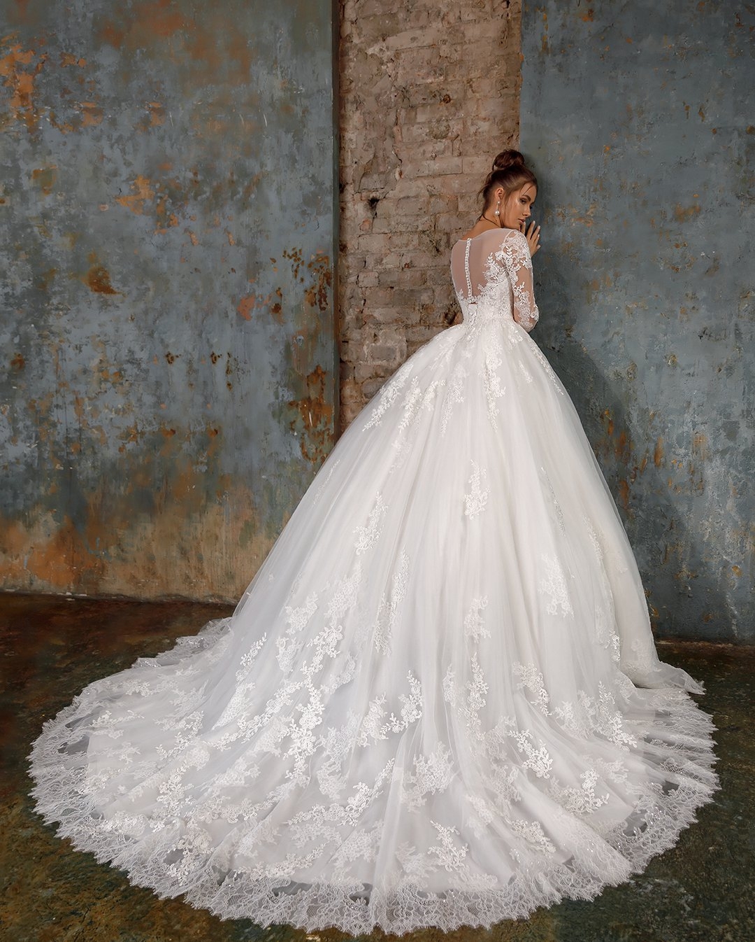 Graceful Lace Wedding Dresses Appliqued Bridal Gowns Long Sleeves Sheer Bateau Neckline Sweep Train Tulle A Line Vestido De Novia