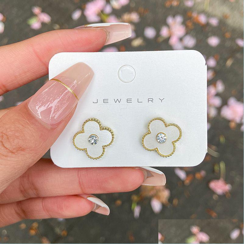Stud 2022 New Fashion Clover Designer Stud Earrings For Women 18K Gold Simple Elegant Flower Ear Rings Jewelry Gift Drop Delivery Ear Dhwxv
Stud 2022 New Fashion Clover Designer Stud Earrings For Women 18K Gold Simple Elegant Flower Ear Rings Jewelry Gift Drop Delivery Ear Dhwxv