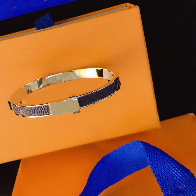23ss 2color Brand Designers Men Women Bangle Bracelet Presbyopia 18K Gold Plated Old Flowers V Stainless Steel Jewelry Love Couples Accessories S083
23ss 2color Brand Designers Men Women Bangle Bracelet Presbyopia 18K Gold Plated Old Flowers V Stainless Steel Jewelry Love Couples Accessories S083