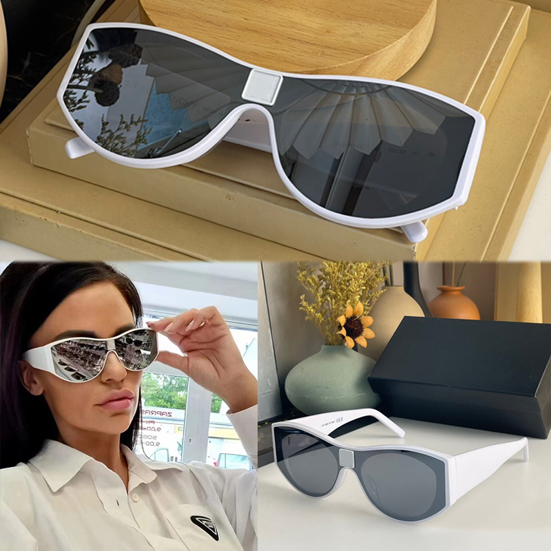 Cyber 4G emblem crystal Sunglasses 400141 Women Fashion Geometric Wraparound Christmas Party Sun Glasses Men Luxury Brand Designer Goggles Vintage Unisex Shades
Cyber 4G emblem crystal Sunglasses 400141 Women Fashion Geometric Wraparound Christmas Party Sun Glasses Men Luxury Brand Designer Goggles Vintage Unisex Shades