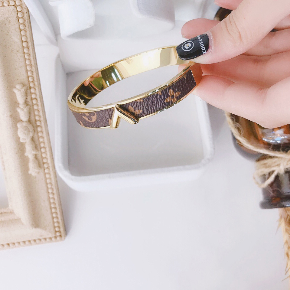 23ss 2color Brand Designer Men Women Bangle Bracelet Presbyopia 18K Gold Plated Old Flower V Letter Stainless Steel Jewelry Couple Fashion Accessories S064 
23ss 2color Brand Designer Men Women Bangle Bracelet Presbyopia 18K Gold Plated Old Flower V Letter Stainless Steel Jewelry Couple Fashion Accessories S064