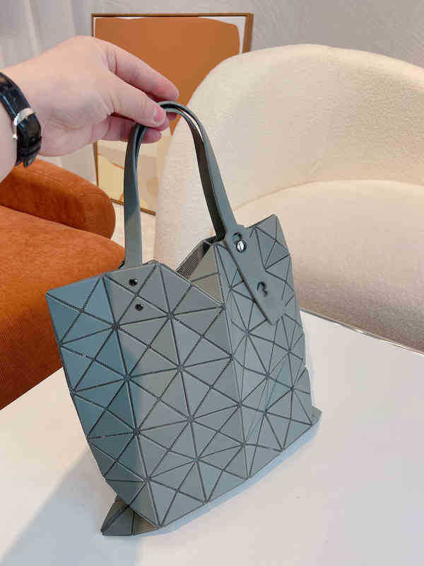 Luxury Designer Tote Bags Women Geometry Folding Shopping Handbag Bucket Luxury Ladies Messenger Wallets Crossbody Female Purses 221202, Green
Luxury Designer Tote Bags Women Geometry Folding Shopping Handbag Bucket Luxury Ladies Messenger Wallets Crossbody Female Purses 221202, Green