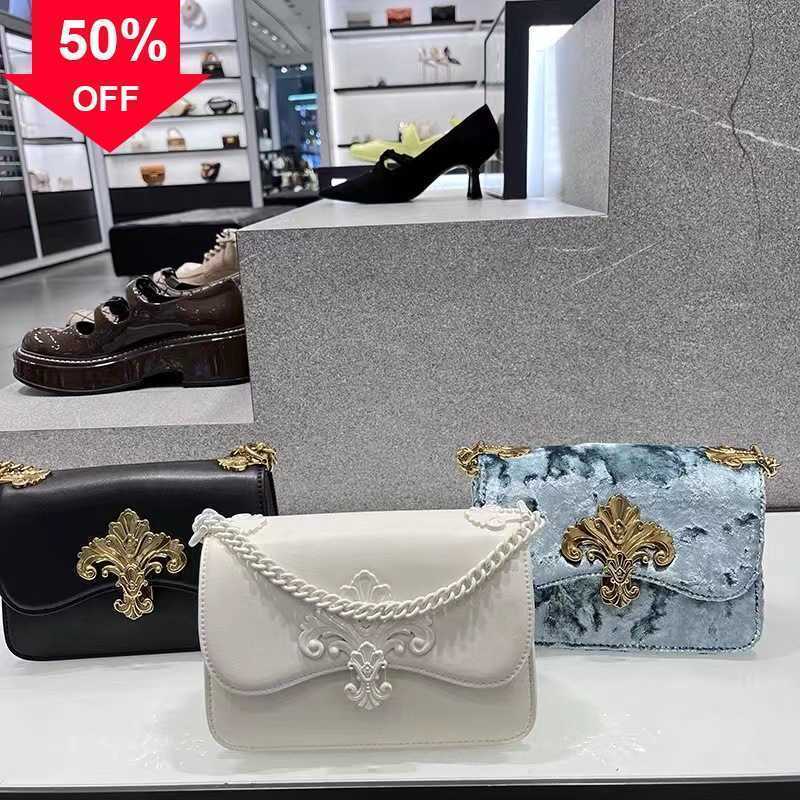 Designer Bag 2022 Women's Bag 2-80781686 Baroque Triumphal Arch Chain Messenger Shoulder Velvet Underarm Factory Direct Sale evening clutches Limited Low price, Black
Designer Bag 2022 Women's Bag 2-80781686 Baroque Triumphal Arch Chain Messenger Shoulder Velvet Underarm Factory Direct Sale evening clutches Limited Low price, Black