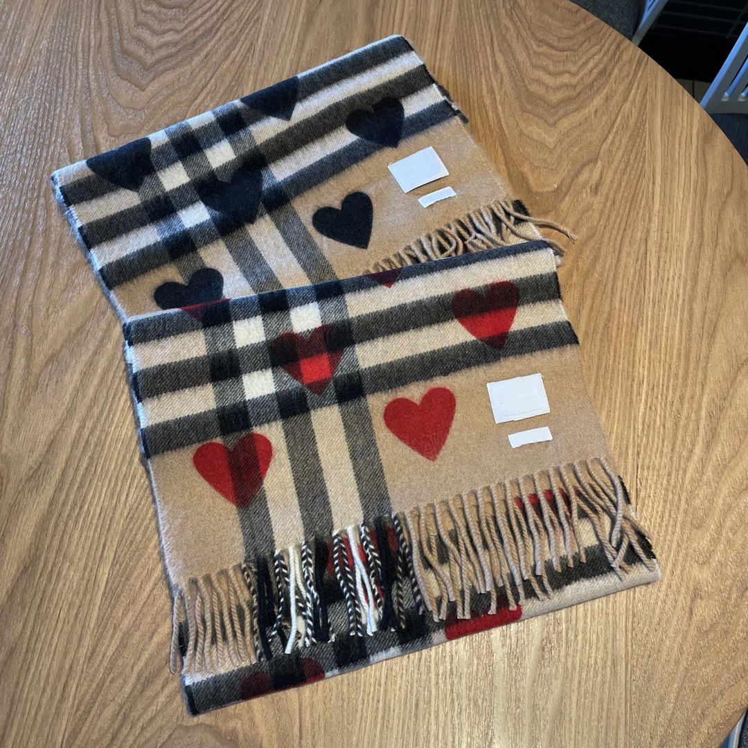 Designer scarf luxurys shawl women autumn and winter heart-shaped plaid scarf fashion multifunctional travel essentials holiday goodies very good
Designer scarf luxurys shawl women autumn and winter heart-shaped plaid scarf fashion multifunctional travel essentials holiday goodies very good