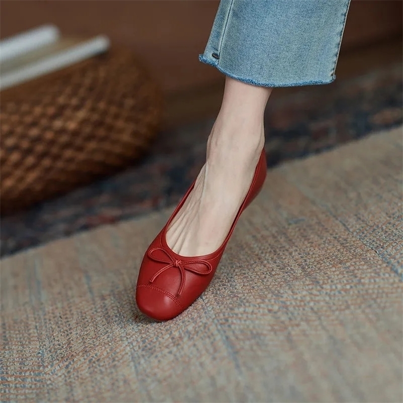 Pantofel Retro Merah Nyaman untuk Wanita Kasual Modis Kulit Lembut Flat Putih Hitam Ujung Bundar Sepatu Dasar Ikatan Simpul Ukuran 220614, Red
Pantofel Retro Merah Nyaman untuk Wanita Kasual Modis Kulit Lembut Flat Putih Hitam Ujung Bundar Sepatu Dasar Ikatan Simpul Ukuran 220614, Red