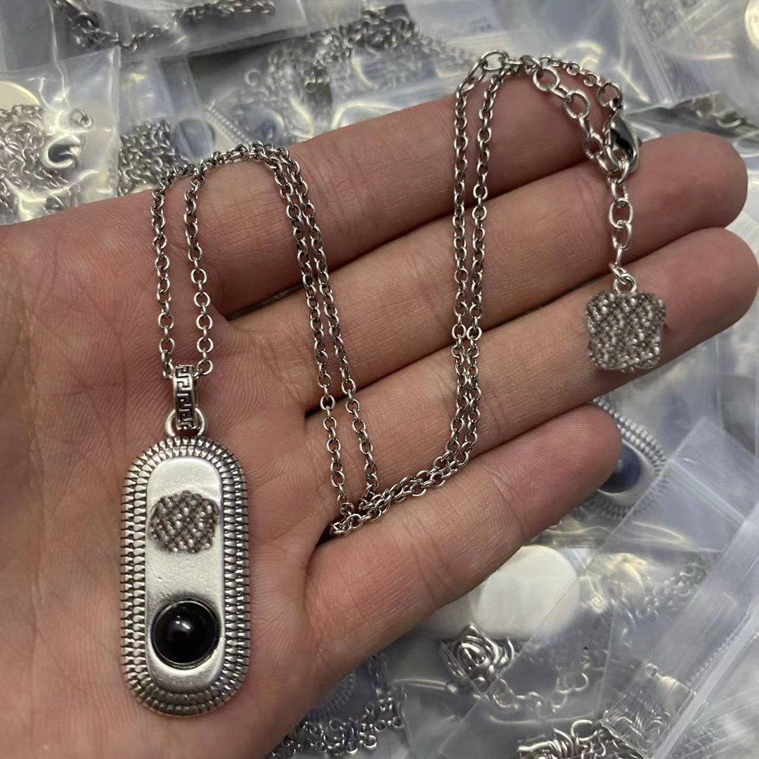 New designed Choker rivets Necklace Women chunky chain necklaces pearls Greca engraved spikes Medusa Portrait Punk Style Designer Jewelry NV--0n1
New designed Choker rivets Necklace Women chunky chain necklaces pearls Greca engraved spikes Medusa Portrait Punk Style Designer Jewelry NV--0n1