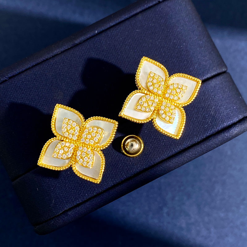 Lucky Clover Designer Stud Earrings for Women 18K Gold Luxury Hollow Sweet Flower Bling Diamond Earring Ear Rings Earings Jewelry