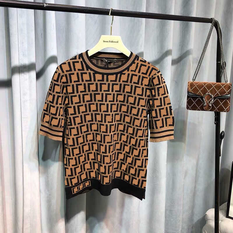 Women' Knits Tees retro FF letter jacquard knit short-sleeved fashion temperament knitted top, Khaki
Women' Knits Tees retro FF letter jacquard knit short-sleeved fashion temperament knitted top, Khaki