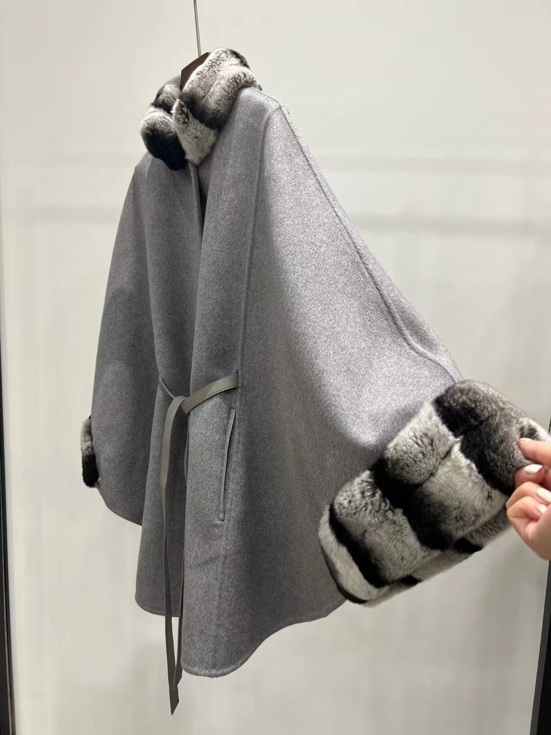 Camel Cashmere Double Cape coat pullover Fastened With a Plonge Leather Flap Wool and Mouse Fur Collar
