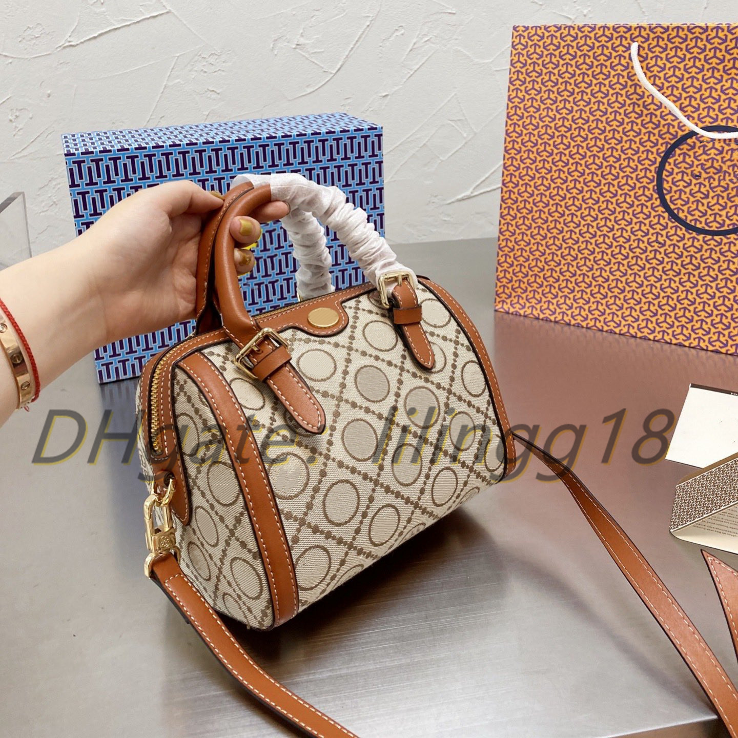 Luxury Clutch Bags Unique Designer Pillow Shape Mirror Quality Horizontal Handbag Shoulder Bag Cross Body Purse Chessboard Pattern Each feature exudes youth, Yellow
Luxury Clutch Bags Unique Designer Pillow Shape Mirror Quality Horizontal Handbag Shoulder Bag Cross Body Purse Chessboard Pattern Each feature exudes youth, Yellow