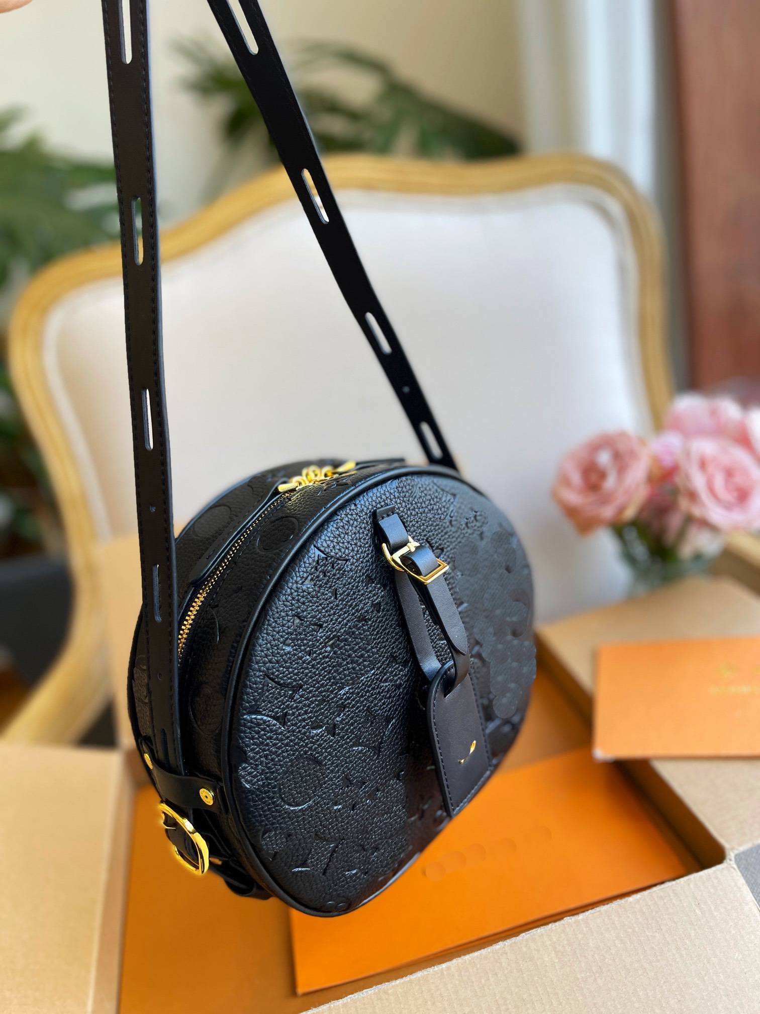 Women BOITE Monograms Bag SOUPLE luxuries designers Embossing Fashion luxury bag Handbag CHAPEAU Crossbody CLUTCHES Lady Circular Pack Bags Sacoche Pochette tote, You can look more picture
Women BOITE Monograms Bag SOUPLE luxuries designers Embossing Fashion luxury bag Handbag CHAPEAU Crossbody CLUTCHES Lady Circular Pack Bags Sacoche Pochette tote, You can look more picture