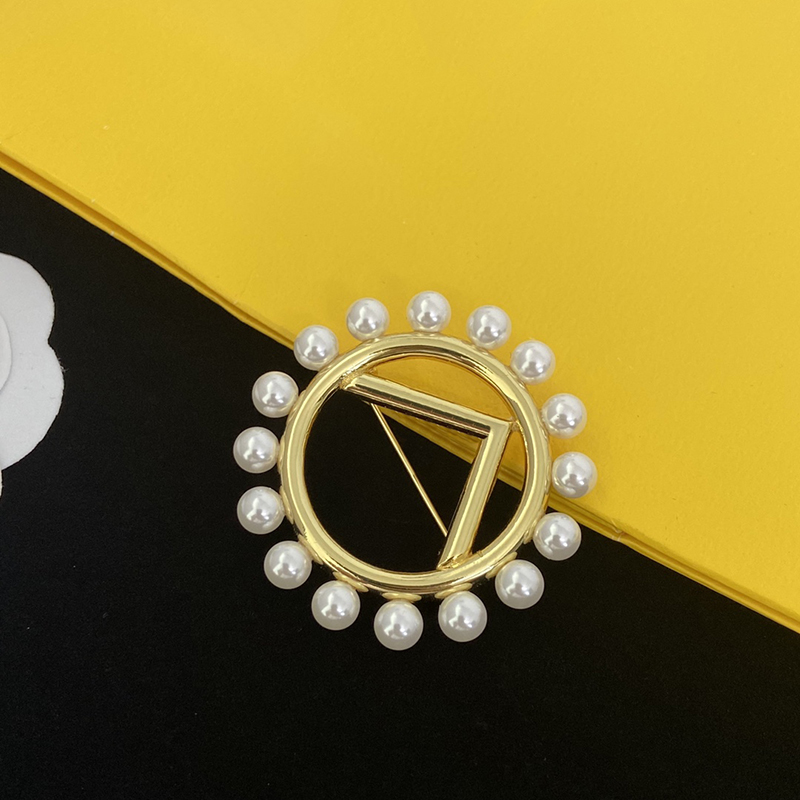 Desinger Womens Brooch Hot Gold Letter Brooch Mens Light Luxury Brooches With Diamond Trend All Match Brooches D22101901JX
Desinger Womens Brooch Hot Gold Letter Brooch Mens Light Luxury Brooches With Diamond Trend All Match Brooches D22101901JX