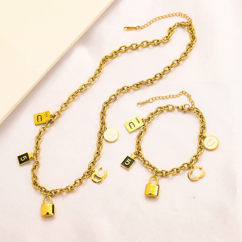 Never Fading 18K Gold Plated Designer Pendants Necklaces Luxury Brand Double Letter Bracelet Stainless Steel Choker Pendant Necklace Chain Jewelry Accessories
Never Fading 18K Gold Plated Designer Pendants Necklaces Luxury Brand Double Letter Bracelet Stainless Steel Choker Pendant Necklace Chain Jewelry Accessories