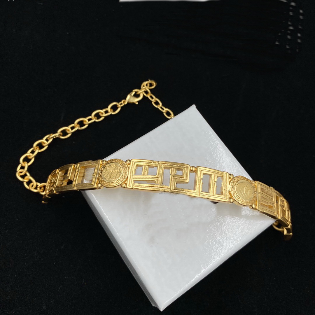 Luxurious Designed Choker Necklaces pearl Pendants Greece Meander Pattern chain Banshee Medusa portrait 18K gold plated Ladies necklace Sweet Designer Jewelry nn
Luxurious Designed Choker Necklaces pearl Pendants Greece Meander Pattern chain Banshee Medusa portrait 18K gold plated Ladies necklace Sweet Designer Jewelry nn