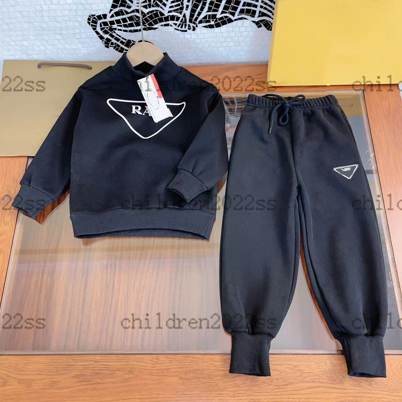 2022FW children pants set triangle logo high end boys sports sets hoodies jackets with long pant two pieces sets brand designer hooded white jacekt jeans trousers, 4#
2022FW children pants set triangle logo high end boys sports sets hoodies jackets with long pant two pieces sets brand designer hooded white jacekt jeans trousers, 4#