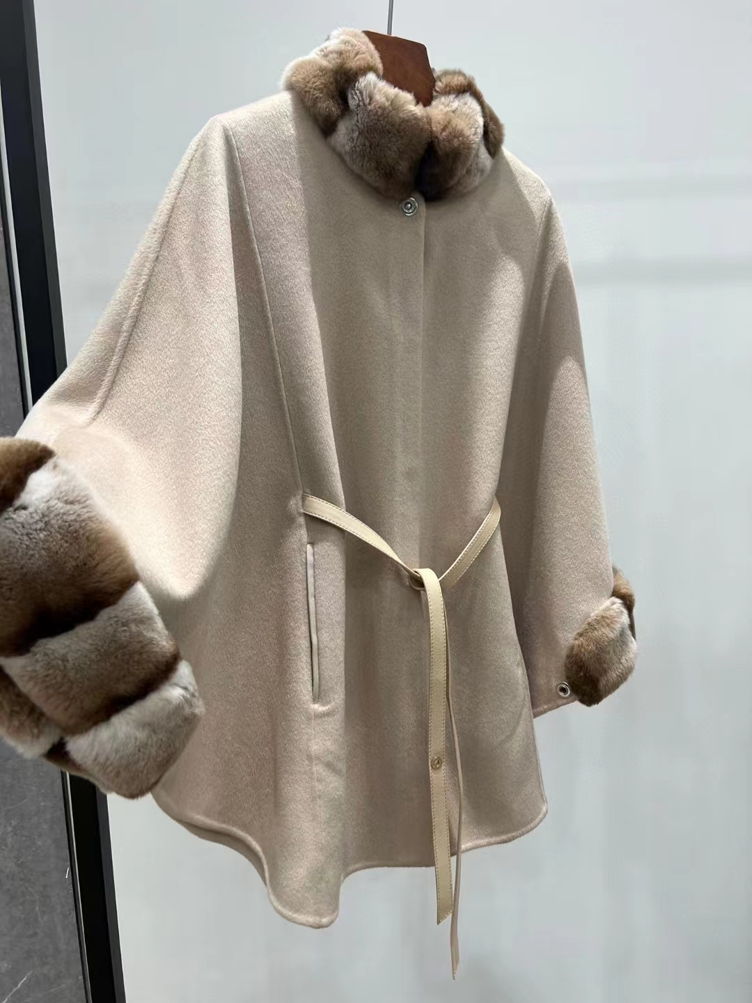 Camel Cashmere Double Cape coat pullover Fastened With a Plonge Leather Flap Wool and Mouse Fur Collar